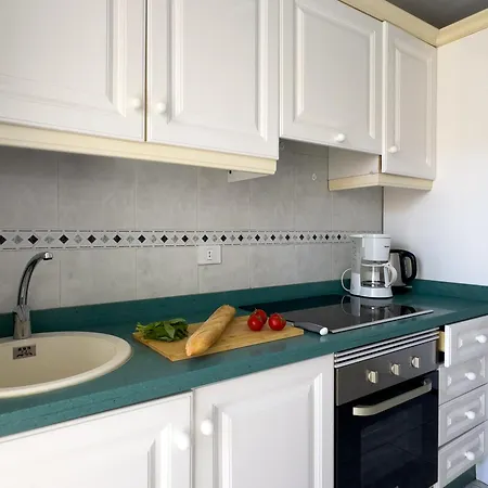 3 Bedrooms, 2 Bathrooms, Sea View, Pool, Tennis Court Apartment *