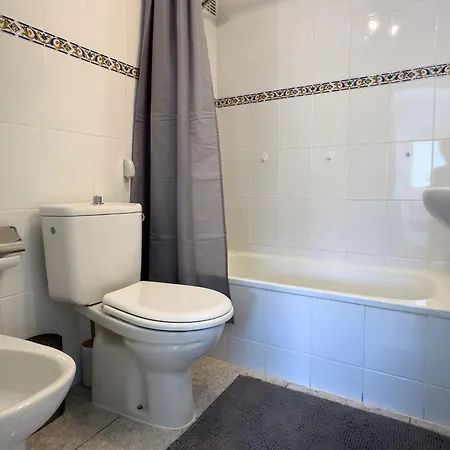 3 Bedrooms, 2 Bathrooms, Sea View, Pool, Tennis Court Apartment